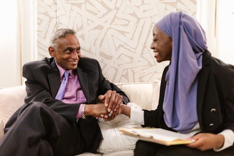 Apretón de manos en entorno profesional