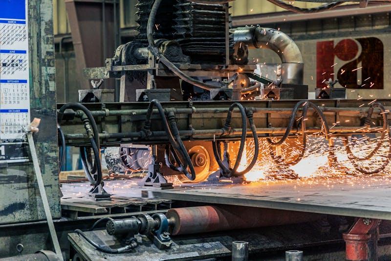 Maquinaria industrial cortando metal