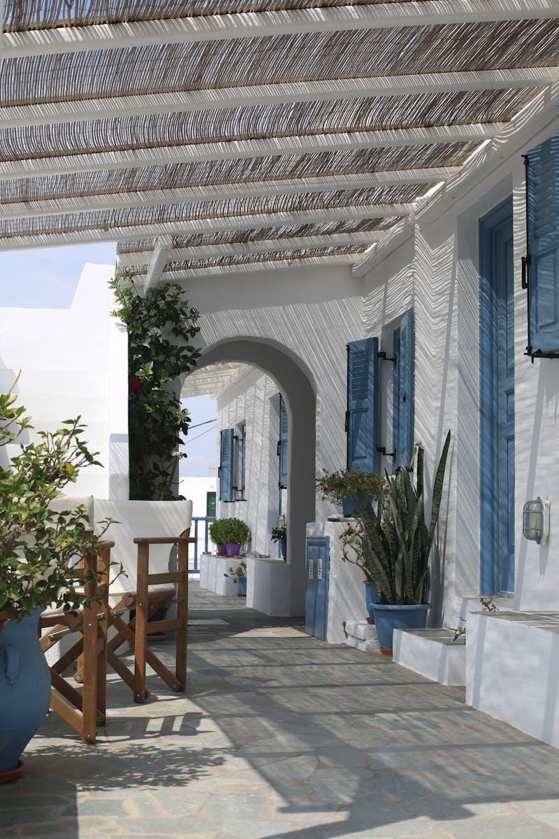 Villa mediterránea con patio azul