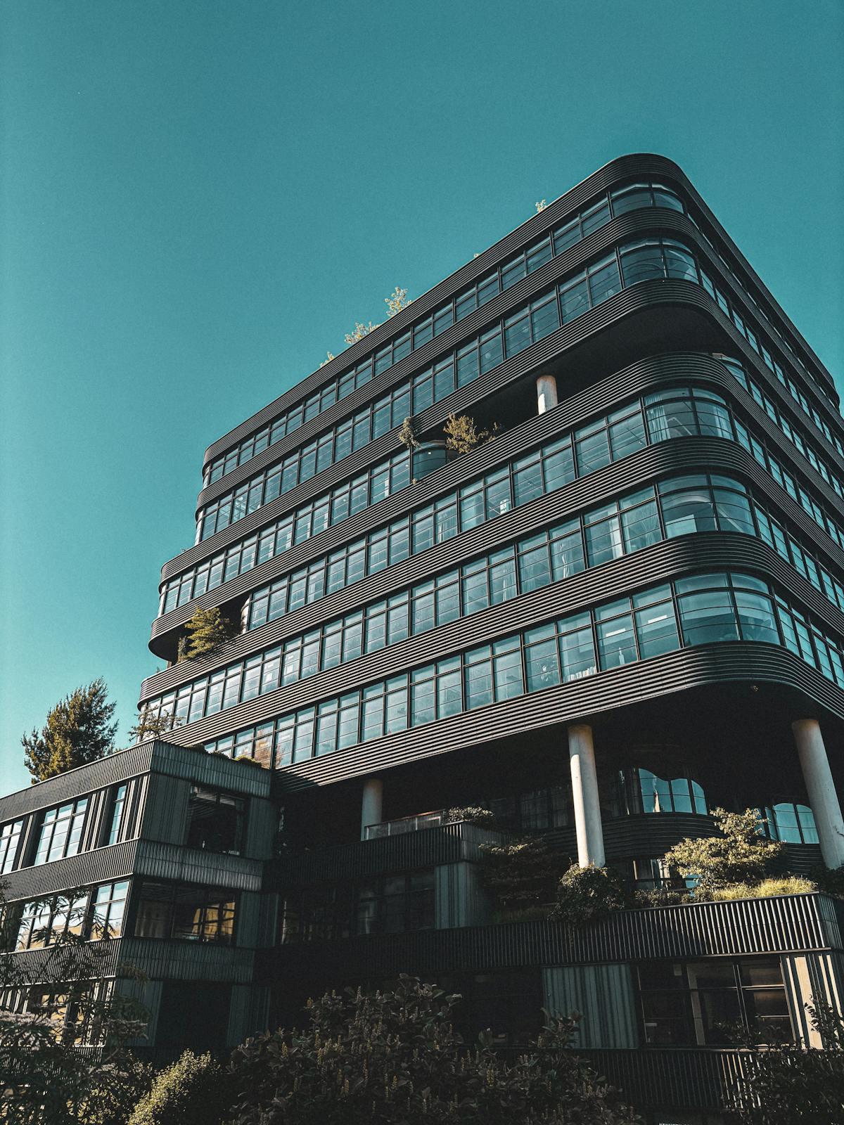 Edificio de oficinas moderno con fachada de cristal